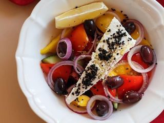 Овочевий салат з сиром фетою та оливками Каламата