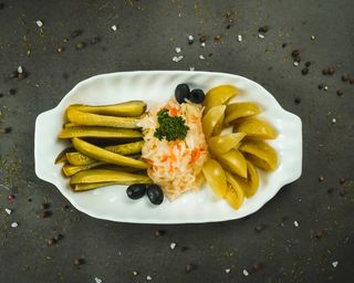 Тарелка разносолов 