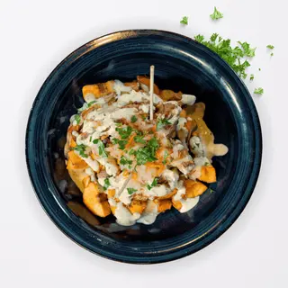 Bravas De Plátano Macho Con Hornado Y Salsa Picante