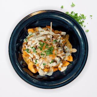 Bravas De Plátano Macho Con Hornado Y Salsa Picante