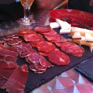 Tabla De Embutidos Con Queso Y Pan De Cristal 