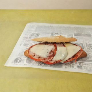 Bocadillo De Lomo Con Queso