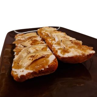 Tostada Queso Cabra y Cebolla Caramelizada (Pan Cristal o Pan Semillas)