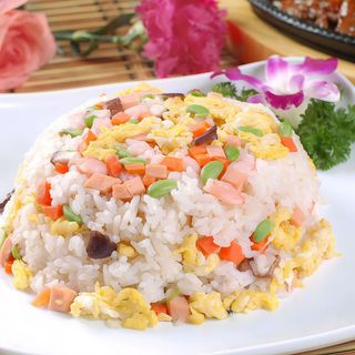 Arroz frito tres delicias + Empanadillas + Rollito primavera