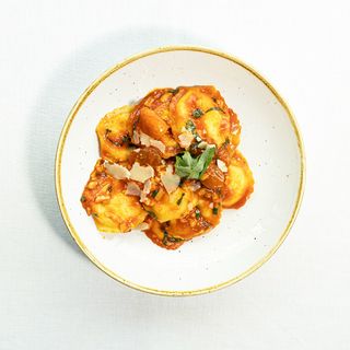 Ravioli Relleno de Burrata con Tomatitos Salteados y Albahaca