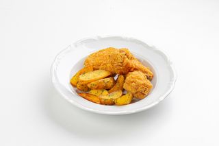 Крылья в панировке с картофельными дольками