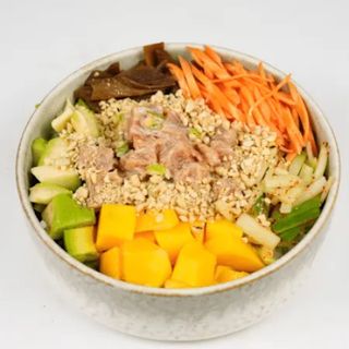 Bowl Z Surowym Marynowanym Tuńczykiem