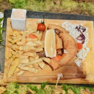 Choco frito com batata frita e arroz