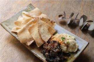 Hummus Con Comino Y Caviar De Berenjenas