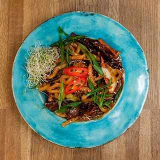Udon z wołowiną w sosie pieprzowym