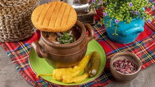 ლობიო ქოთანში  მჭადით და მწნილით