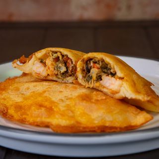 Empanada de mejillón con gamba