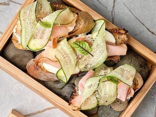 Канапки з шинкою та огірком (150g)