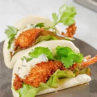 21E-Pan bao con relleno Langonstinos tempura (2 pza.)