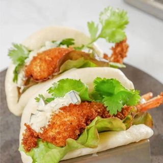 21E-Pan bao con relleno Langonstinos tempura (2 pza.)