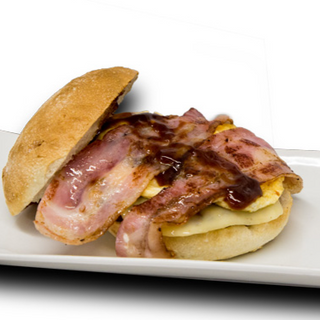 BURGER RANCHERA: Carne 100% vacuno (180grs) con beicon crujiente, tortilla francesa y salsa barbacoa