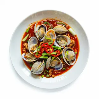 Vongole con peperoncino, zenzero e cipollotto fresco