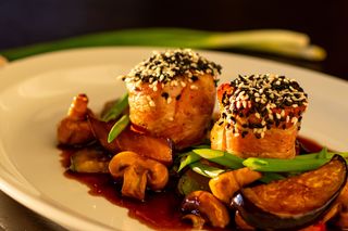 Медальйони зі свинини з овочами в соусі  теріяки (110/150г)