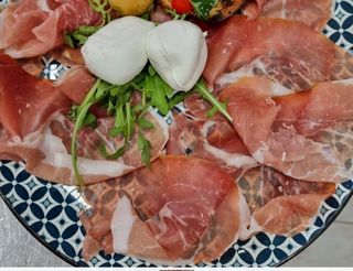 Crudo e mozzarella di bufala