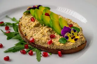 Posni avocado tost sa tuna paštetom