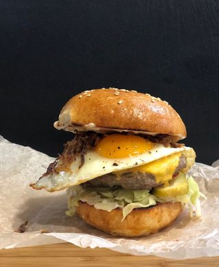 Бургер з котлетою з телятини та яйцем (400г)