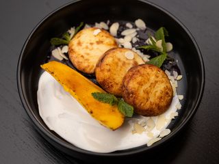 Сирники зі сметаною та Журавлинним соусом (300г)