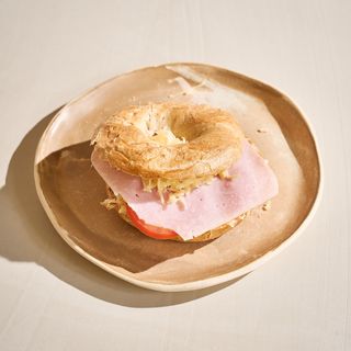 Bagel Pavo Con Tomate Y Queso