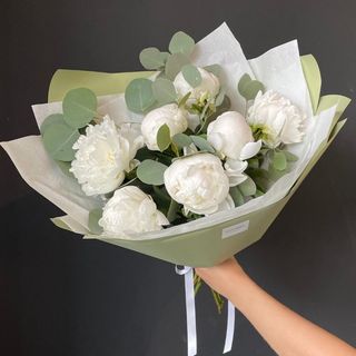 Biała piwonia z eukaliptusem