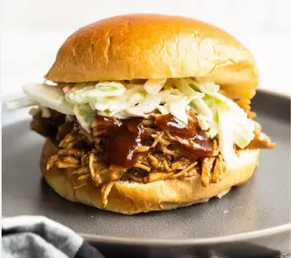 Burger PULLED PORK + patatas fritas