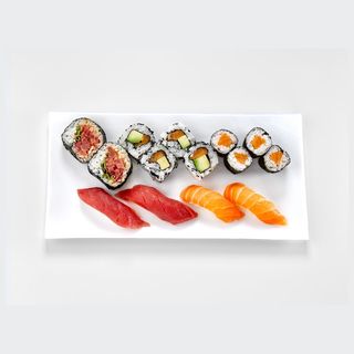 Salmon y atun sushi selection 14p.