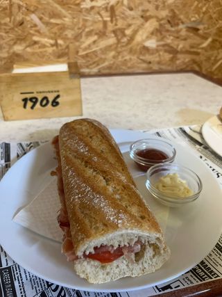 Bocadillo de jamón del país