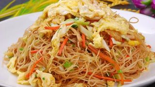 Spaghetti di riso saltati con carne di maiale secca酱油肉炒粉干