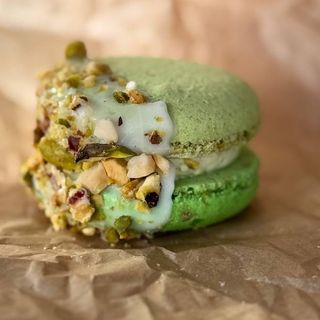 Макарон фісташка-малина