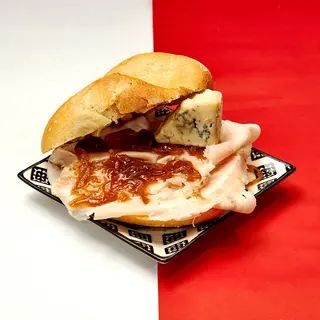 Panino porchetta, gorgonzola e cipolla caramellata