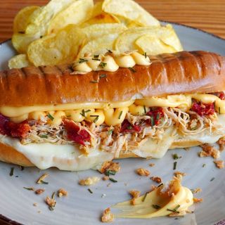 Tosta  Brioche, frango desfiado com tomate, mozzarella e cheddar