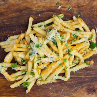 Cartofi prajiti cu parmezan si patrunjel