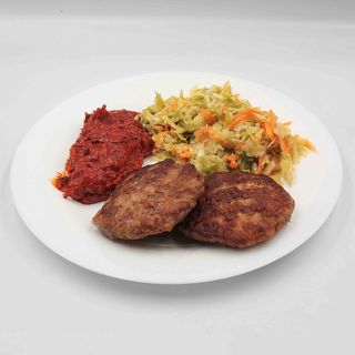 Порция пикантни кюфтета с гарнитура