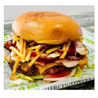 Hamburguesa mixta con patatas fritas