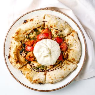 Фокачча с бурратой и томатами 