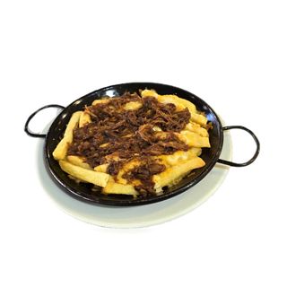 Patatas fritas con mezcla de quesos y pulled pork