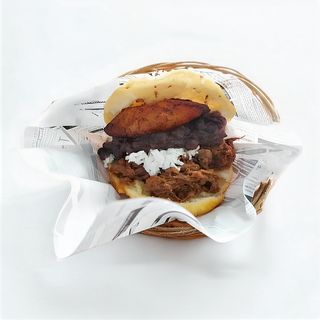 Arepa monster Pabellón Criollo