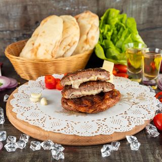 Punjena pljeskavica - porcija