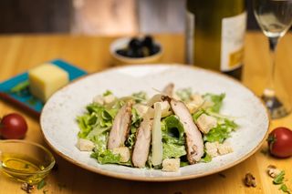 Салата цезар с пилешко печено  (310г)