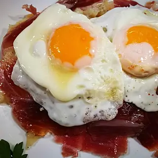 Huevos Rotos  Trufados c/ Jamón 100% Ibérico 