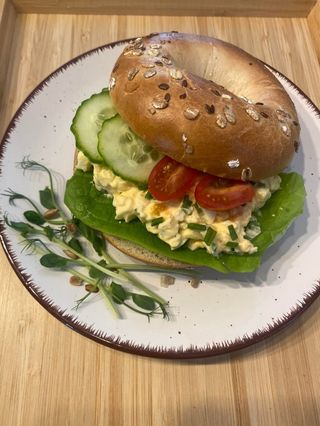 Bajgiel z pastą jajeczną