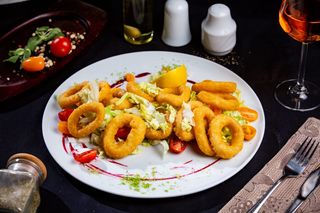 Calamari pane cu  amestec de salate si sosul casei 