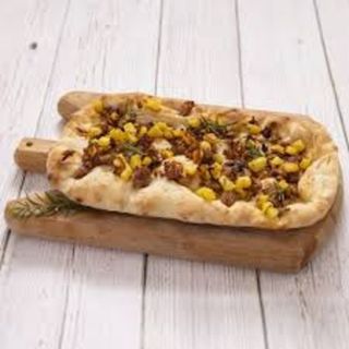 Pinsa, mozzarella, salsiccia rossa, patate