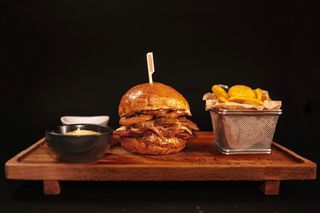 Chicken deluxe burger i krompirići