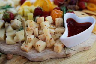 ქერქიანი ყველი სუნელებით 200 გრ