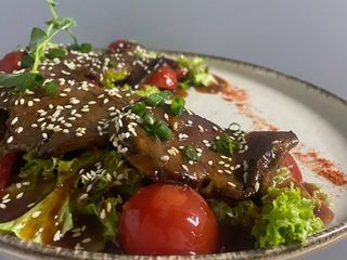 Теплий салат з маринованою телятиною (300g)